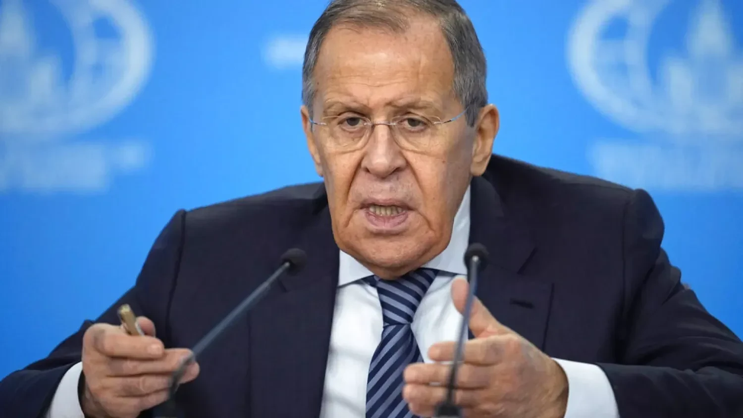 лавров прилетів на Аляску у светрі з написом