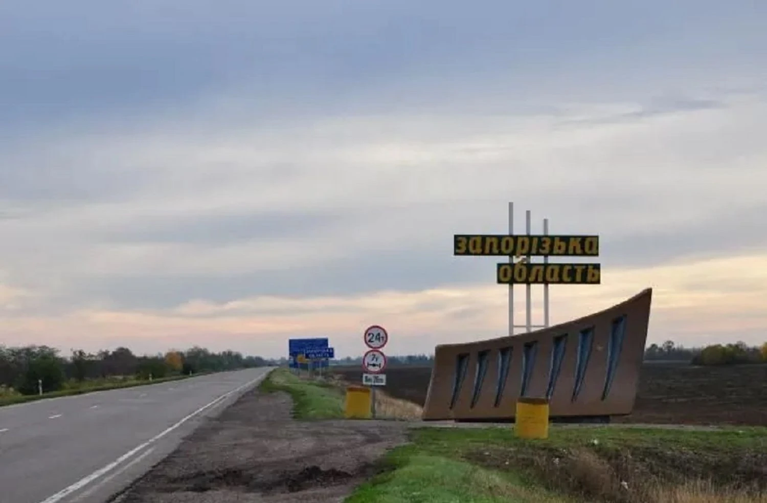 російський дрон атакував цивільний автомобіль у Запорізькому районі, є поранені
