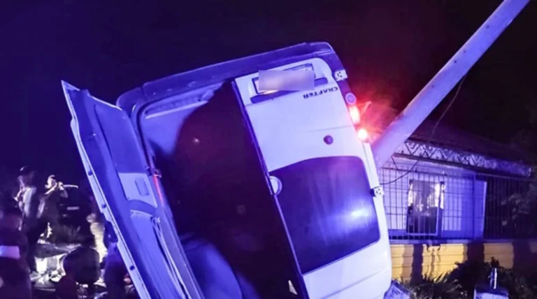 Троє загиблих, 11 поранених: мікроавтобус злетів у кювет на Миколаївщині Українські Національні Новини (УНН)