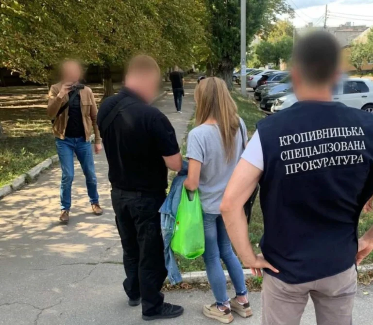 Обіцяла за 2000 доларів ухилитися від мобілізації: у Кропивницькому затримали секретаря ВЛК Українські Національні Новини (УНН)