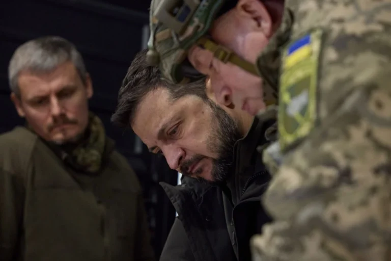 Зеленський заслухав Сирського: є хороші результати по дипстрайках, по фронту увага на Куп