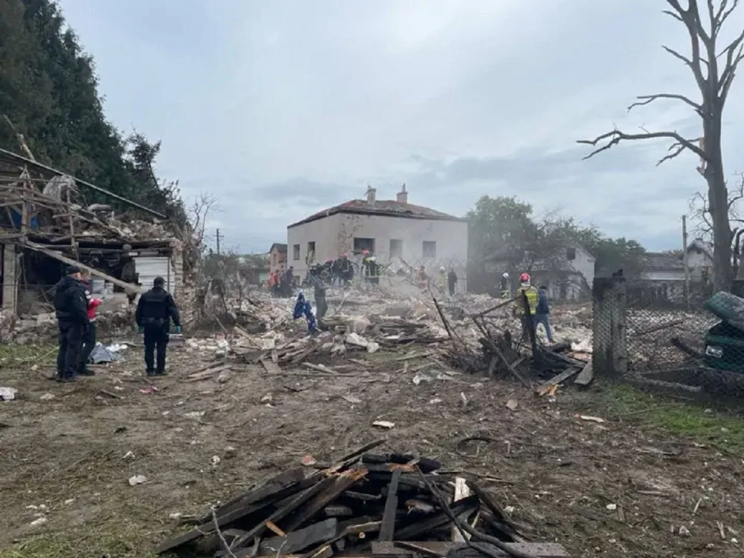 Поліція Львівщини показала порятунок людей після атаки рф на село Лапаївка