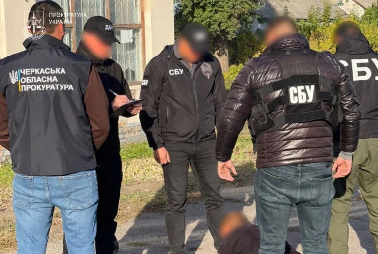 На Черкащині викрито поліцейського, який за $11 тисяч обіцяв